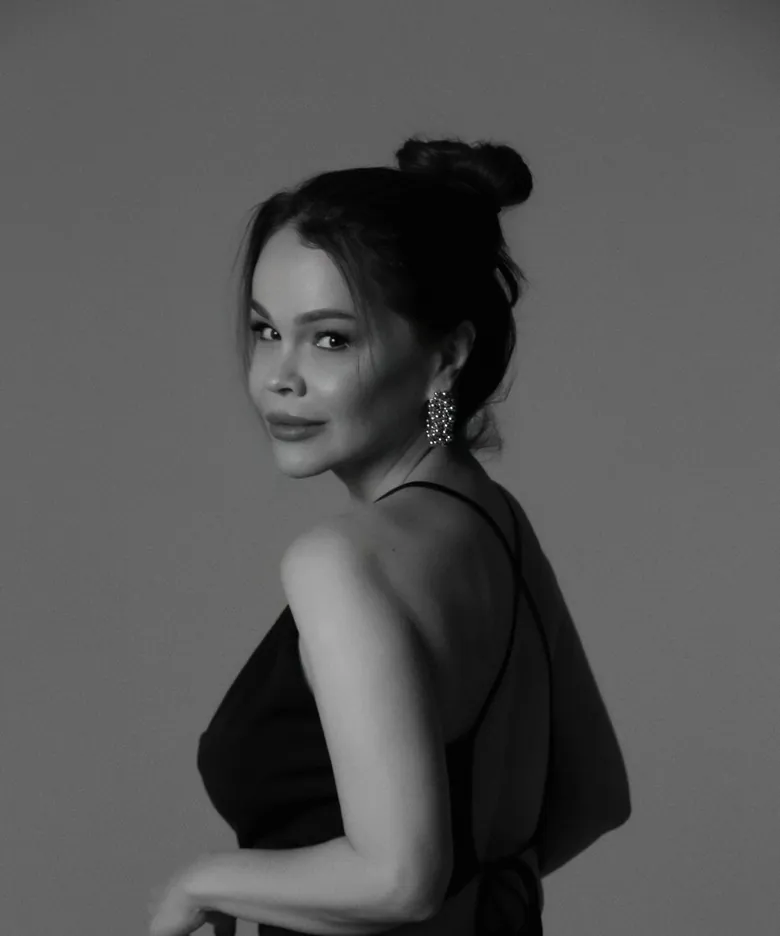 Retrato em preto e branco da Dra. Vanessa Soares, dermatologista em Curitiba.